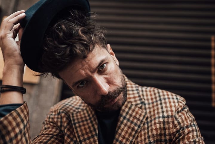 5 Simple Body Language Changes to Stand Out as A Man